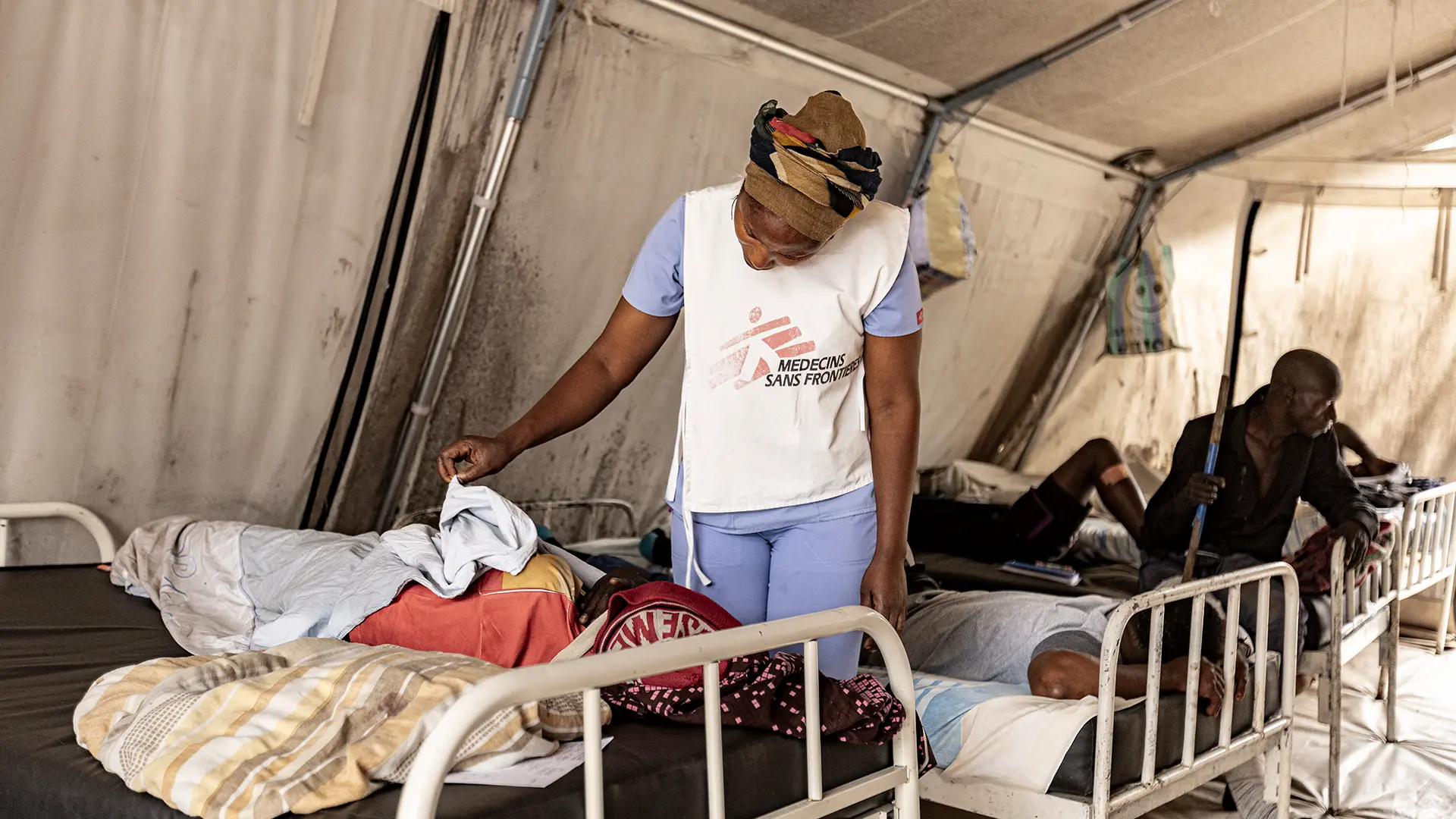 Trabajadora de MSF hablando con un paciente en el hospital de Kyeshero, en Goma. 