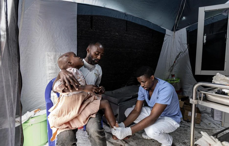 Niña herida siendo tratada en el hospital de Kyeshero, en Goma, RDC. 