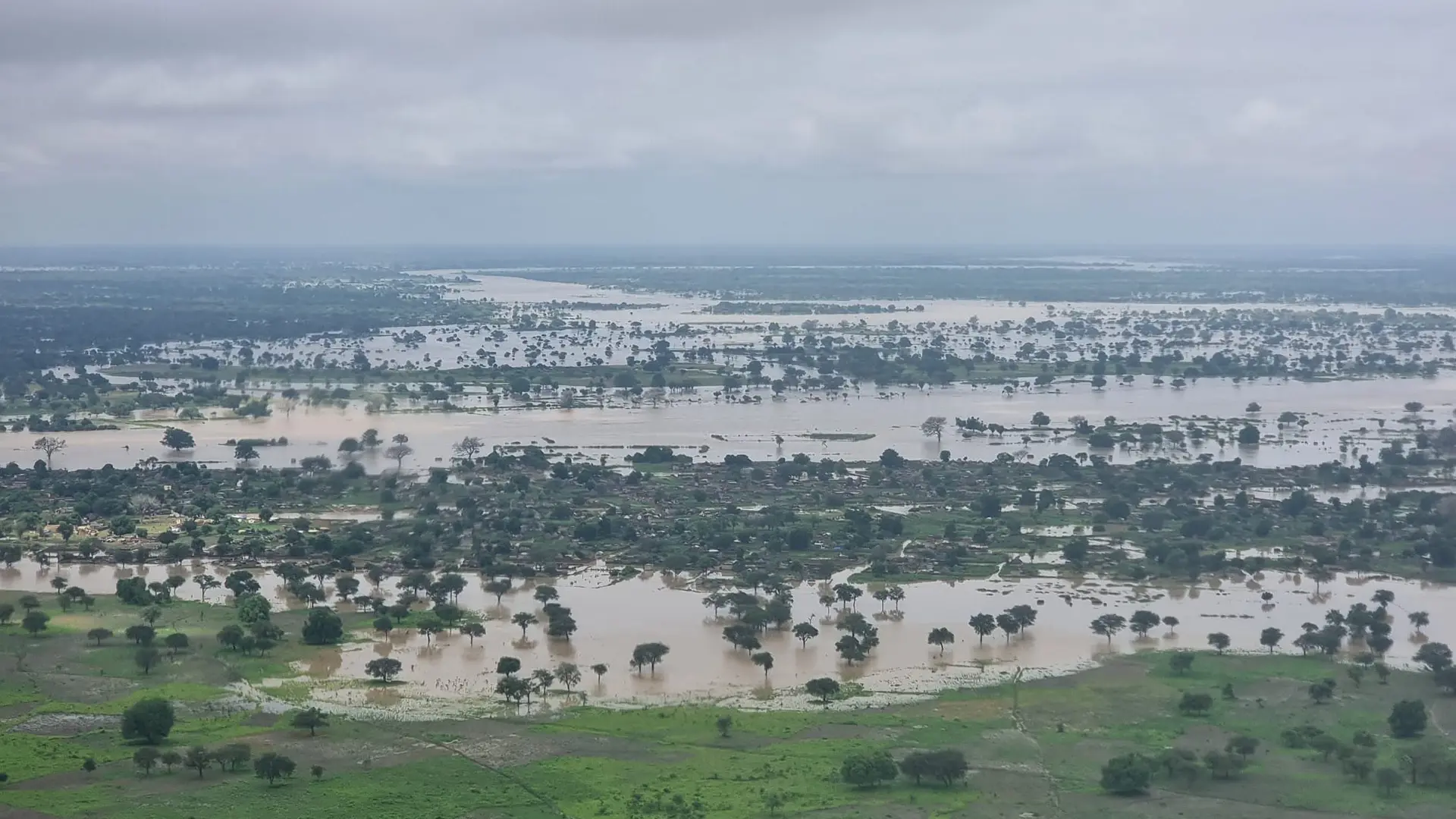 Las inundaciones masivas por lacrisis climática en Chad han devastado la ciudad de Koukou. Miles de personas se encuentran aisladas con escasez de alimentos, refugio y agua potable.