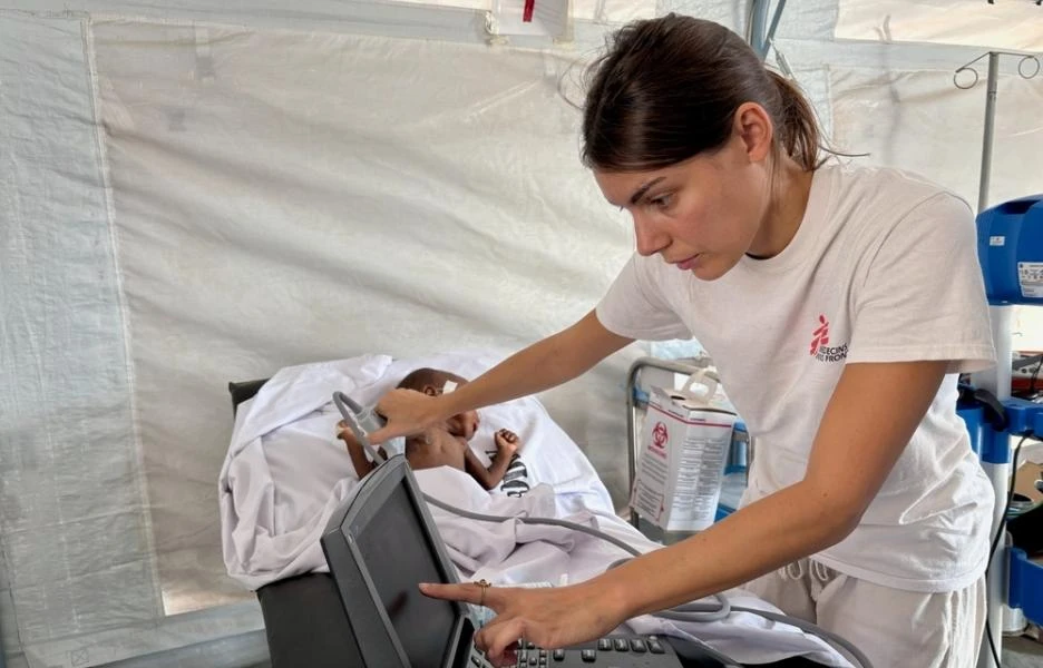 La pediatra Giulia Chiopris, de MSF, atiende a Abdul Mazin Mahmoud, paciente con desnutrición aguda grave, en la Unidad de Cuidados Intensivos del Hospital Tawila.