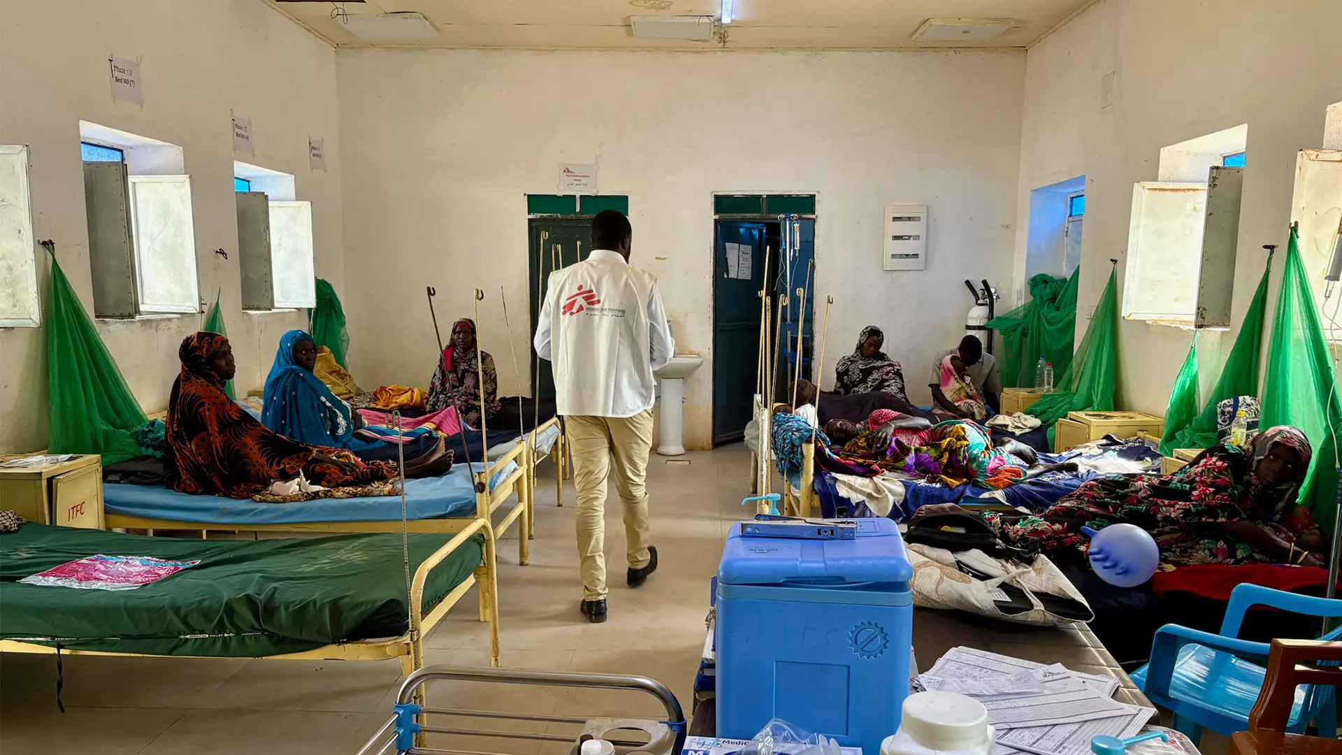 Una enfermero de MSF recorre el Centro de Alimentación Terapéutica para Pacientes Internos (CATI), una sala que trata a niños con desnutrición grave en el Hospital Rokero, en Darfur Central.