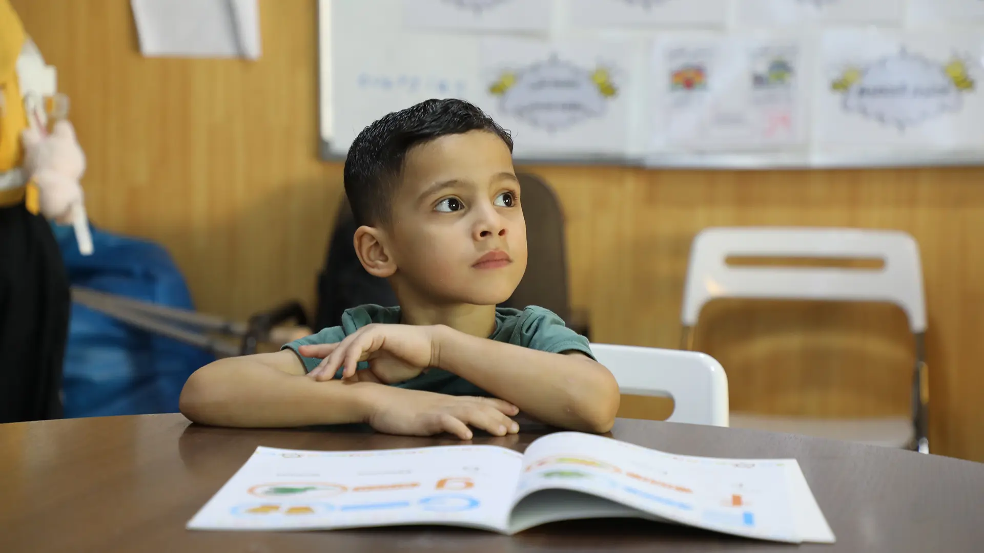 Omar en clase en el hospital de cirugía reconstructiva de Amán, Jordania. En Amán, se ha sometido a nuevas operaciones quirúrgicas y ha recibido atención de salud mental. Ahora puede volver a ponerse de pie, caminar y jugar.