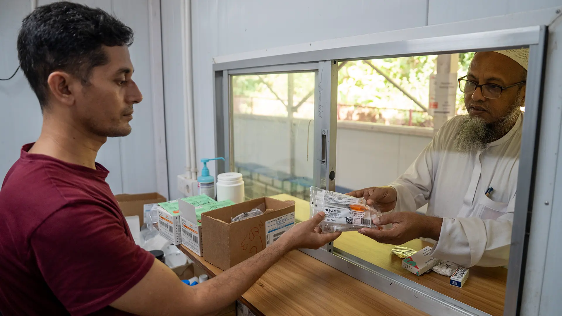 Un paciente que padece diabetes está recibiendo dispositivos médicos y medicamentos en un centro de MSF. 