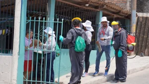 Equipo de MSF explica a un miembro de la comunidad los métodos PPF y TIRS que se aplicarían en su hogar como parte del estudio.