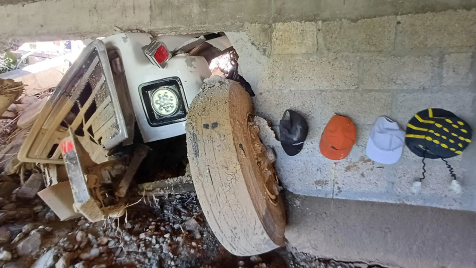 Tras ser arrastrado por la fuerte corriente de agua, un camión quedó incrustado dentro de una casa en el centro de Acuautla, la casa representó una pérdida total