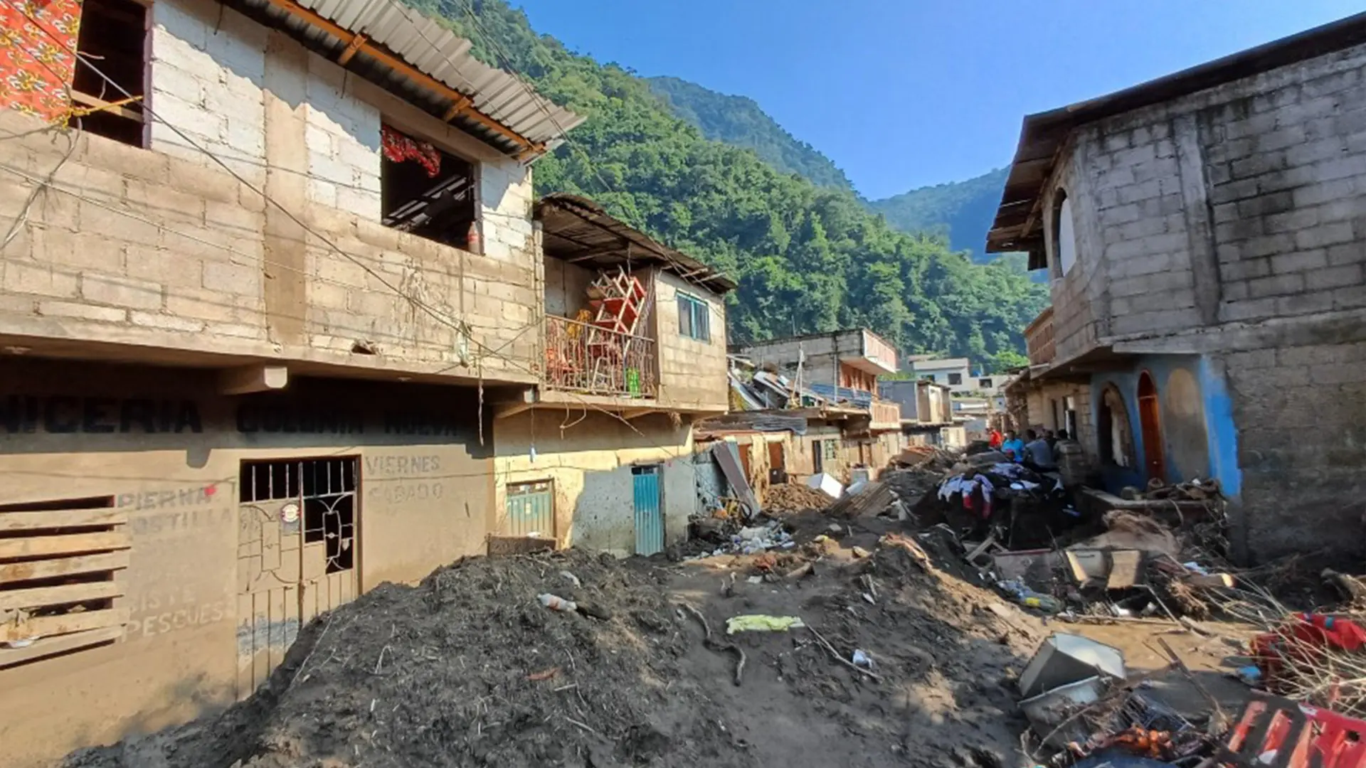 El lodo cubrió por completo muchas casa y todas las calles de la colonia La Nueva, la más afectada en la cabecera municipal de Huehuetla.