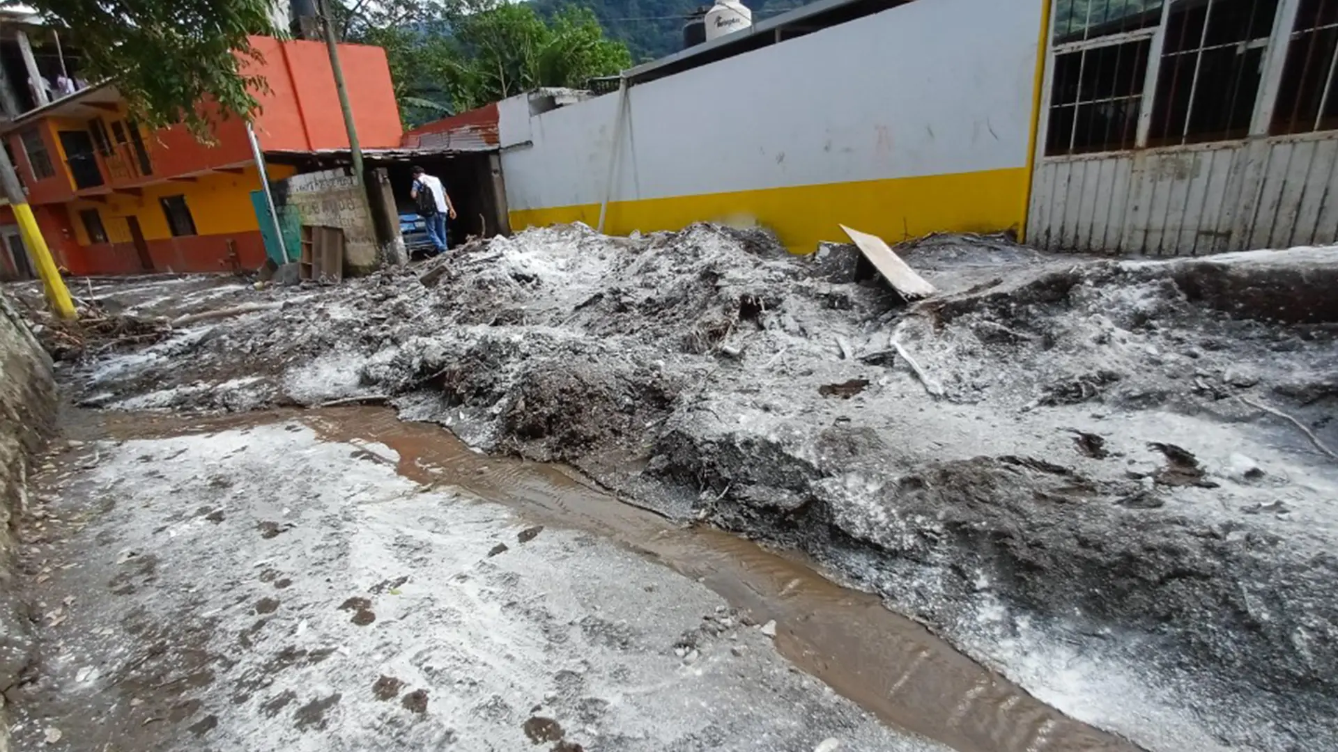 El lodo fue rociado con cal para mitigar los malos olores ocasionados por animales muertos, tierra y escombros en el centro de Huehuetla