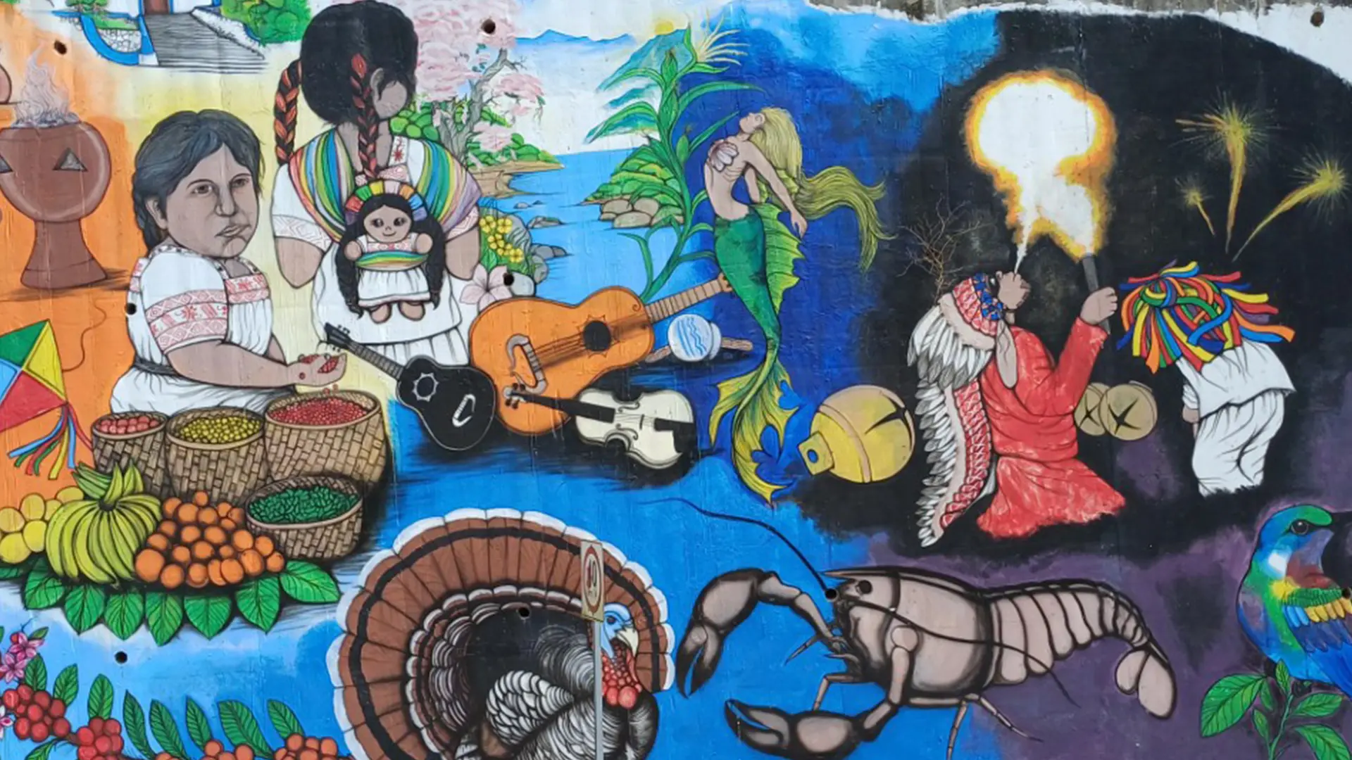 Este mural ubicado en la cabecera municipal de Huehuetla refleja la diversidad de cultural del municipio y las diferentes cosmovisiones que coexisten, así como sus implicaciones al momento de la organización comunitaria.