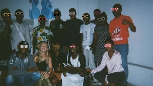 Jóvenes con VIH comparten su vida cotidiana, esperanzas y desafíos, ofreciendo una perspectiva única e íntima sobre una realidad a menudo invisible. República Democrática del Congo.