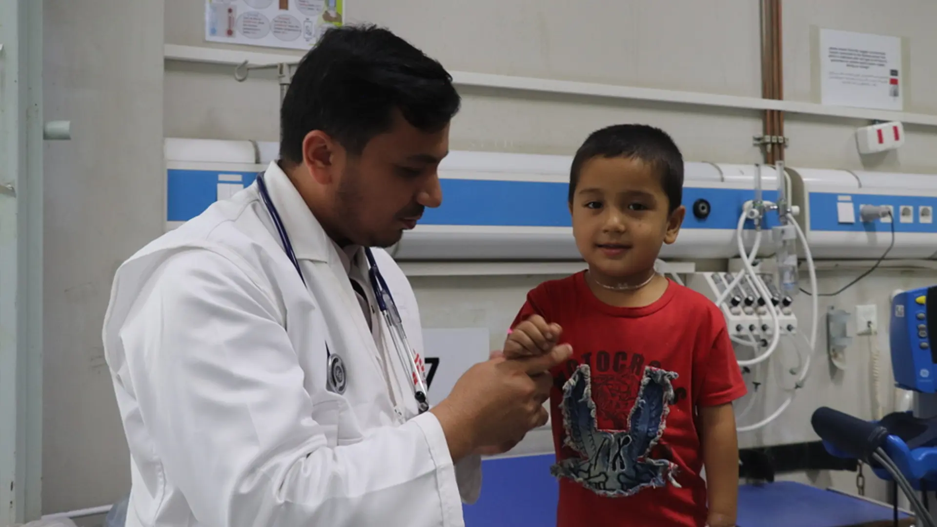 Yusuf habla con su médico mientras recibe tratamiento en la unidad de cuidados intensivos pediátricos de MSF en el Hospital Regional Abo Ali Sina, en Mazar i Sharif, Afganistán. 