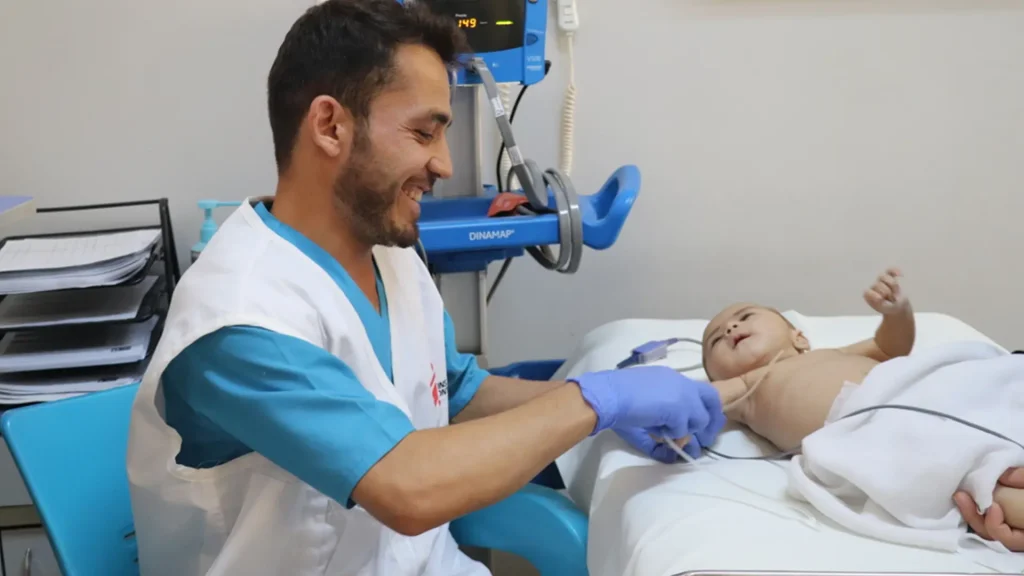 Abdul Mujeeb, enfermero de MSF, atiende a Zainab, una niña de dos años y medio que acaba de llegar a la sala de urgencias de la unidad pediátrica de MSF en el Hospital Regional Abo Ali Sina, en Afganistán.