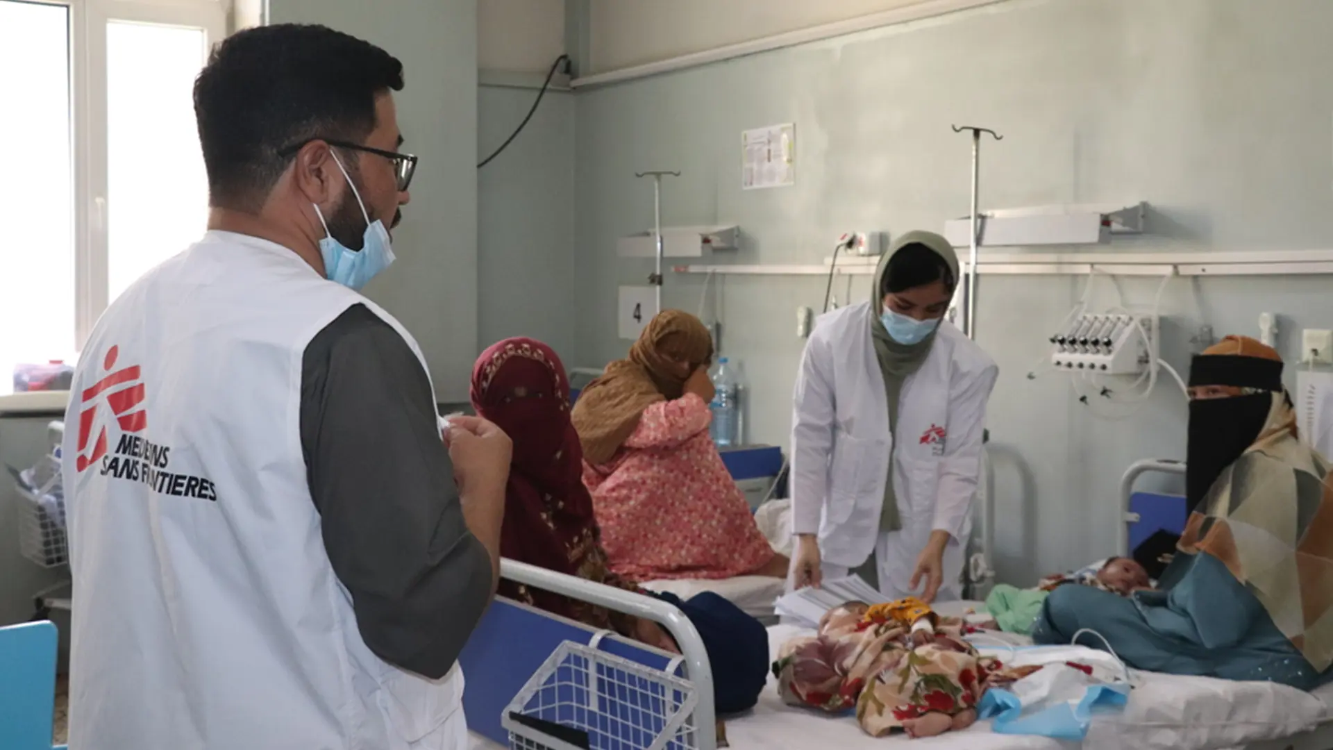 Mohammad Reza, promotor de salud de MSF, imparte una sesión grupal a las familias y cuidadores de los niños y niñas ingresados en la sala de pediatría del Hospital Regional Abo Ali Sina, en Mazar i Sharif, Afganistán. 