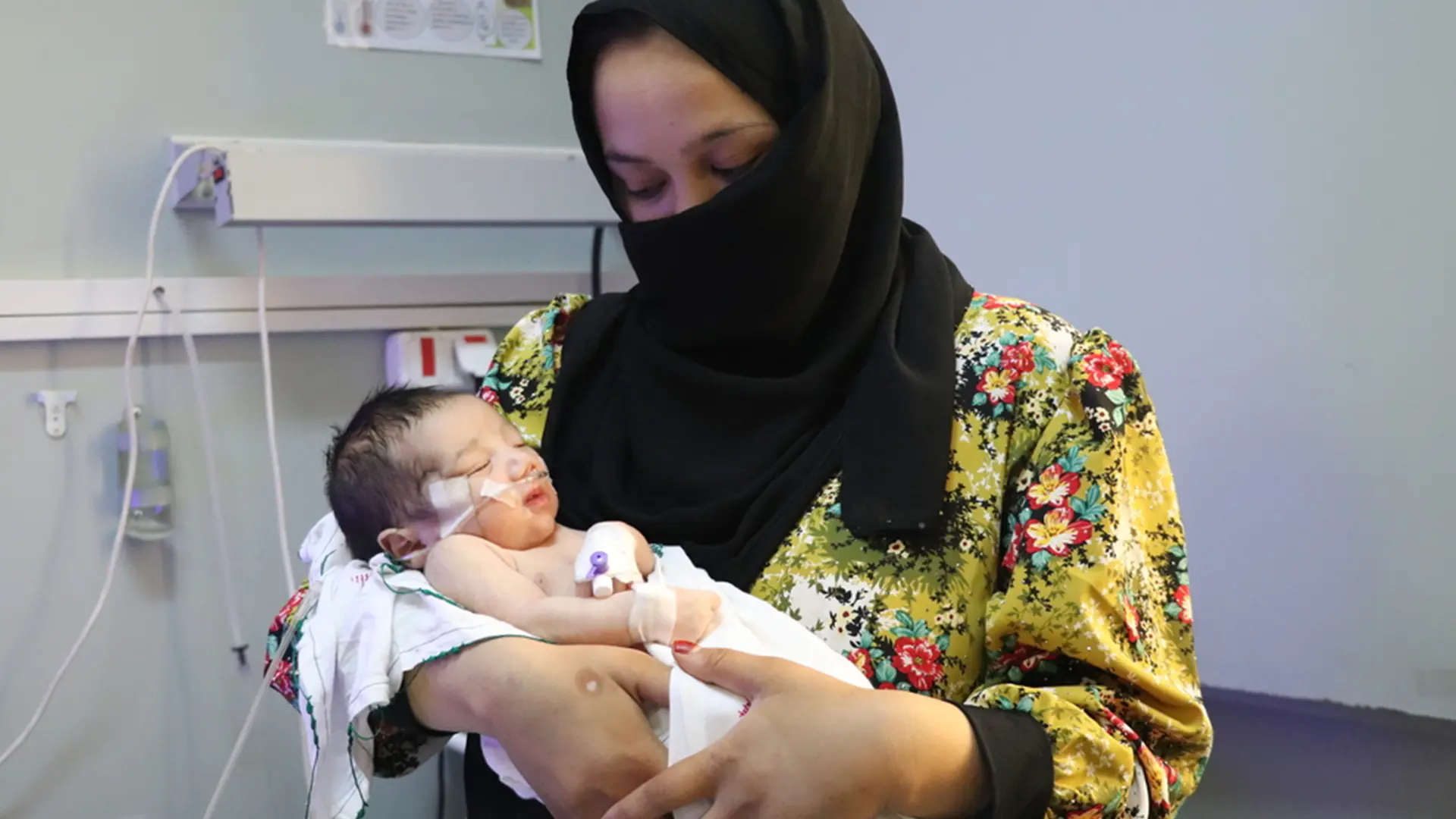 Una madre sostiene a su hijo en la UCI neonatal de MSF en el Hospital Regional Abo Ali Sina en Mazar-I-Sharif, Afganistán.