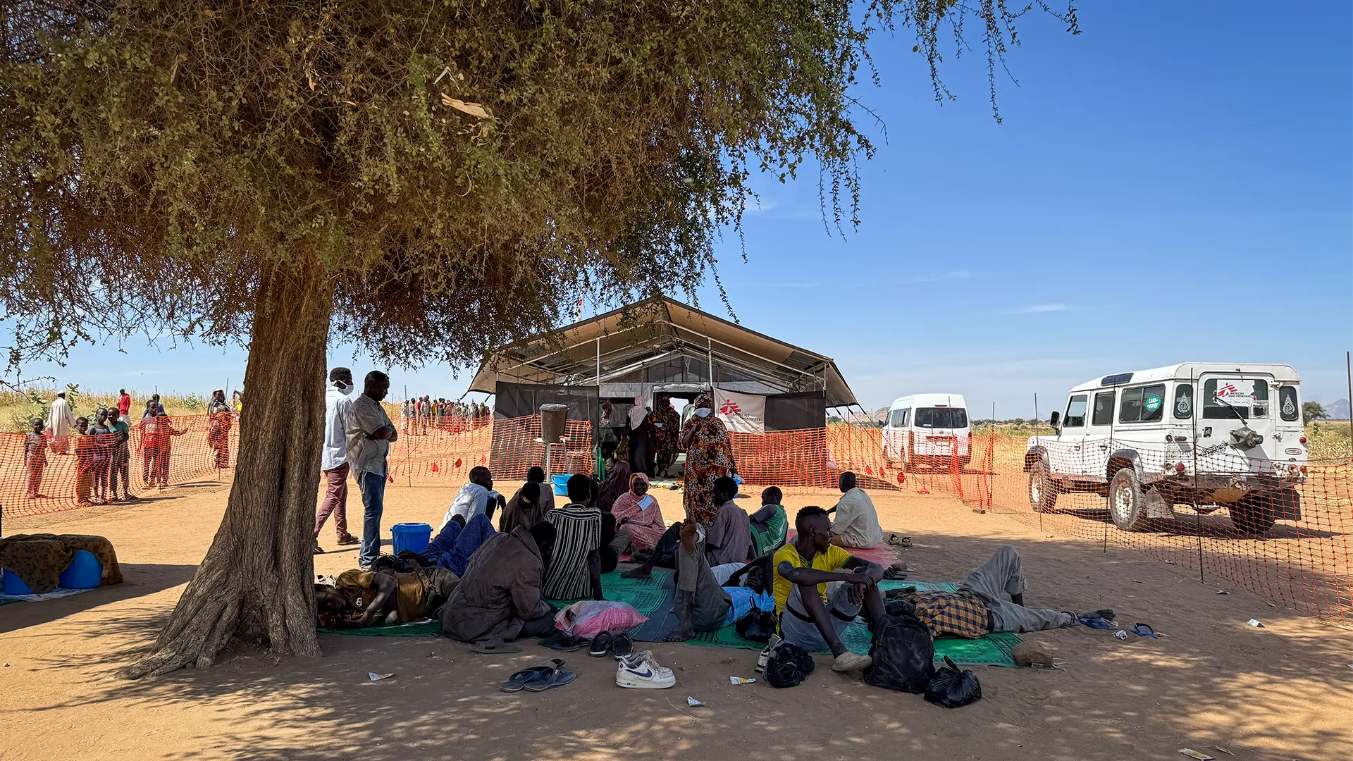 MSF estableció un puesto de atención médica en Tawila Umda para estabilizar a las personas recién llegadas y derivar en ambulancia al Hospital de Tawila los casos más graves, como los heridos o los que requieren cirugía.