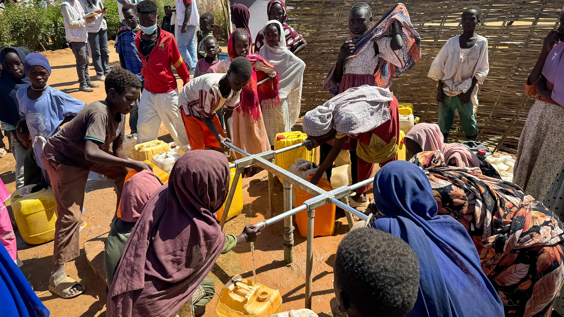 En los campamentos de Daba Naira y Tawila Unda, adonde llegan la mayoría de los desplazados de El Fasher, la distribución de agua potable es insuficiente: alrededor de 1,5 litros por persona al día, según una evaluación de MSF, lejos del mínimo humanitario de 15 litros.