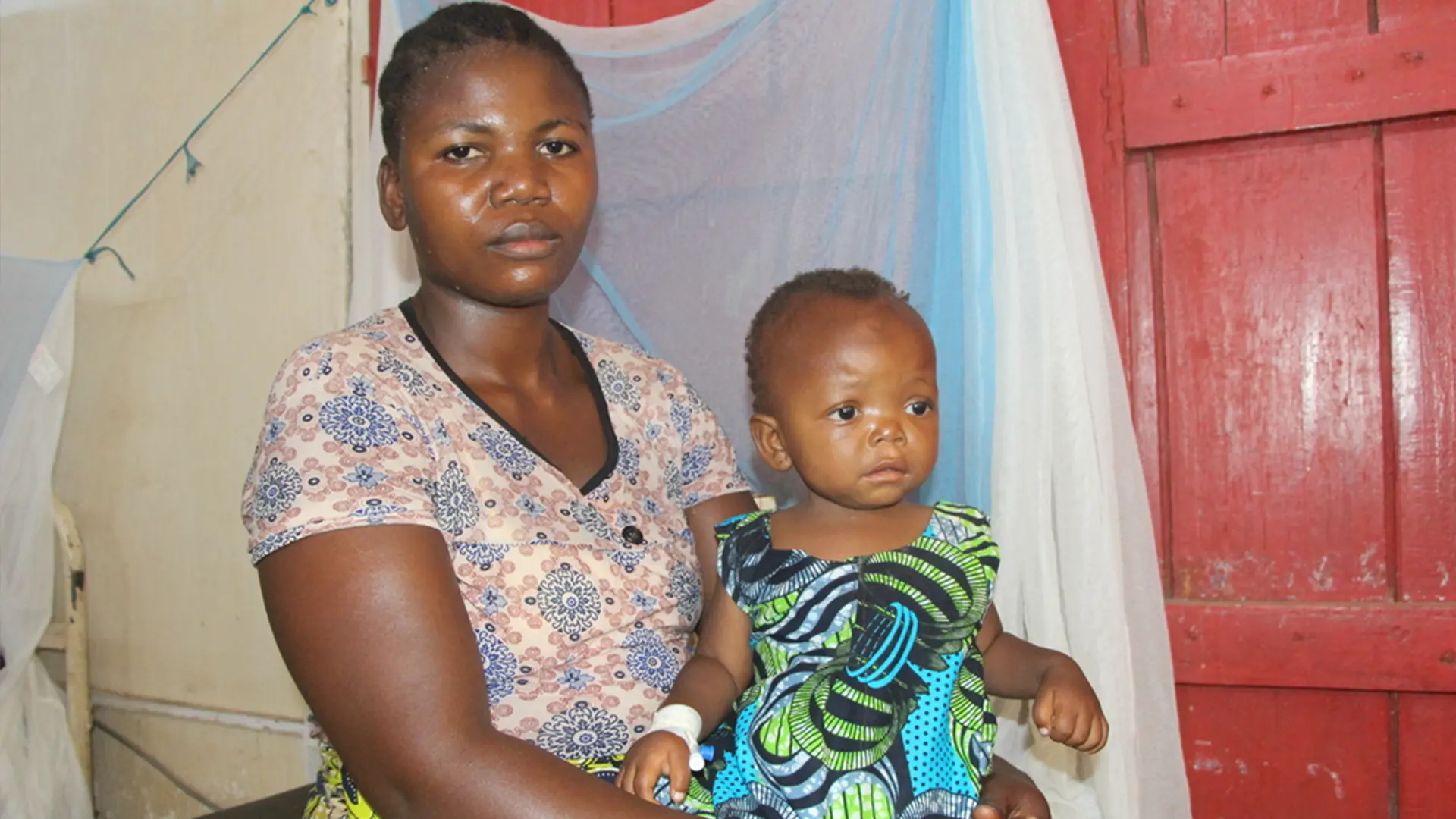 Adelphine en brazos de su madre, Madeleine. Padece malaria y recibe tratamiento en el Hospital Baraka, apoyado por MSF en Kivu del Sur, República Democrática del Congo.