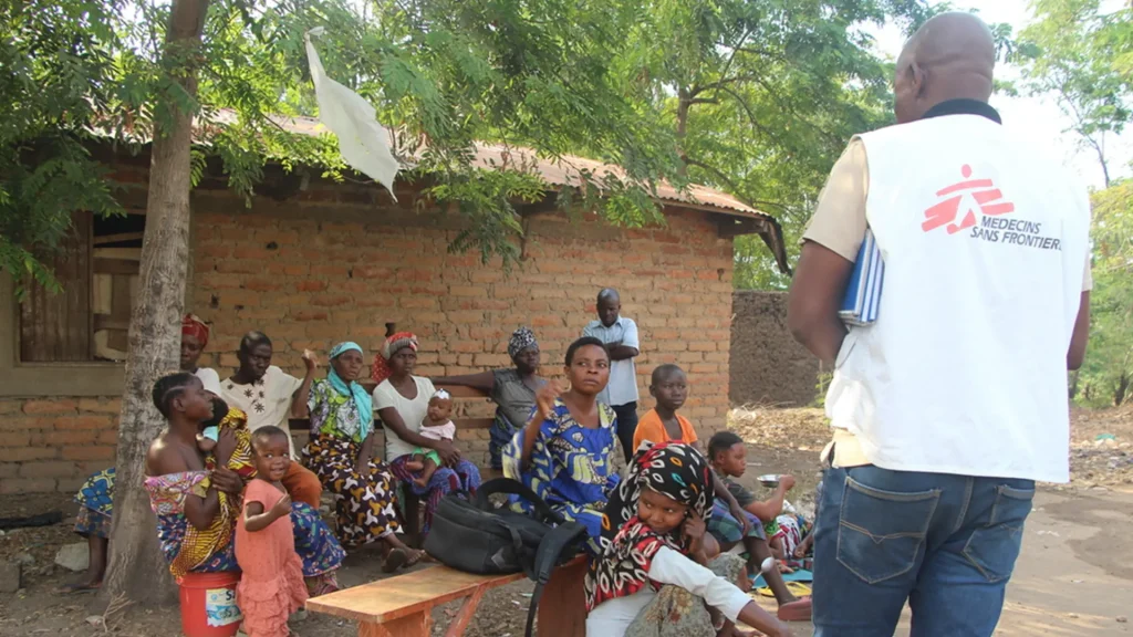 Pacientes y cuidadores asisten a una sesión de concienciación sobre la malaria en el centro de salud de Lweba, apoyado por MSF, en la aldea de Katanga, territorio de Fizi, República Democrática del Congo.
