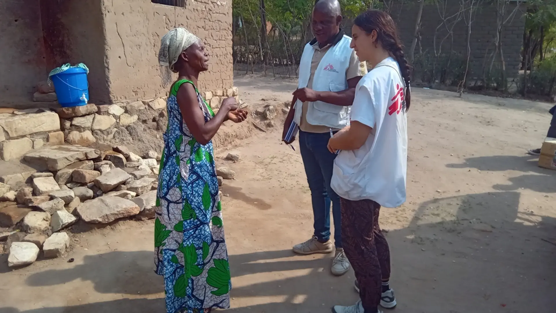 Un residente de la aldea de Lweba, en el territorio de Fizi, en Kivu del Sur, solicita al equipo de supervisión de MSF del centro comunitario de tratamiento de la malaria que se distribuyan mosquiteras en la aldea. © Abdon MANENGU Mbangala/MSF