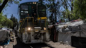 El tren pasa por las vías del barrio Vallejo dos veces por semana, lo que obliga a la gente del campamento a recoger sus pertenencias y entrar a sus casas para que el tren no los atropelle.