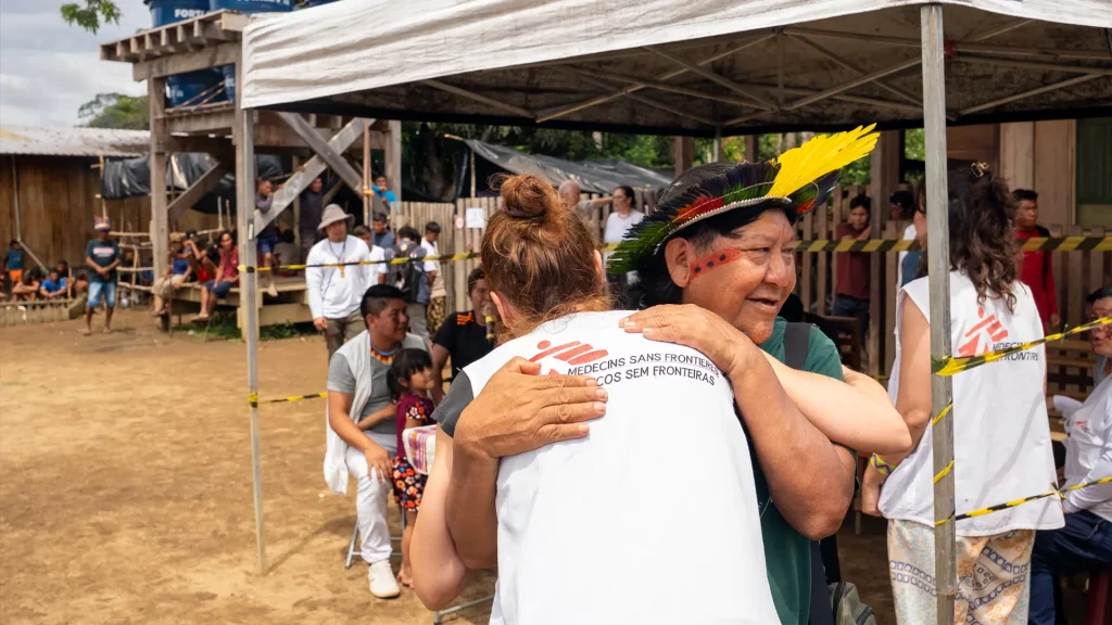 Una integrante de Médicos Sin Fronteras abrazando a una integrante de la comunidad Yanomami en Brasil.