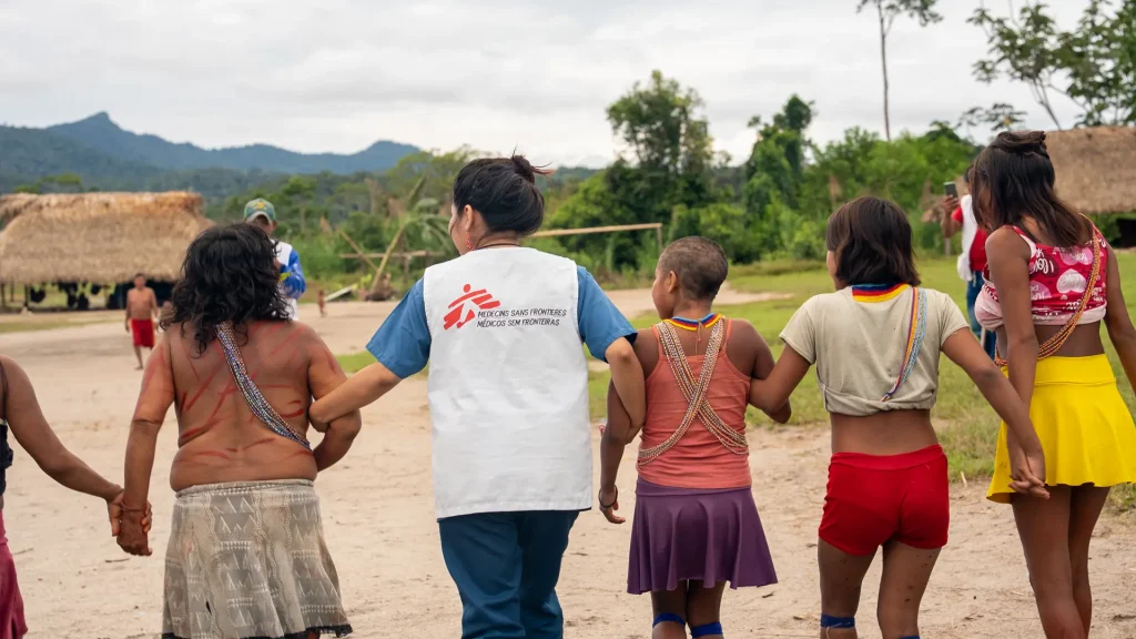 Una promotora de la salud de MSF y unas integrantes de la comunidad indígena.