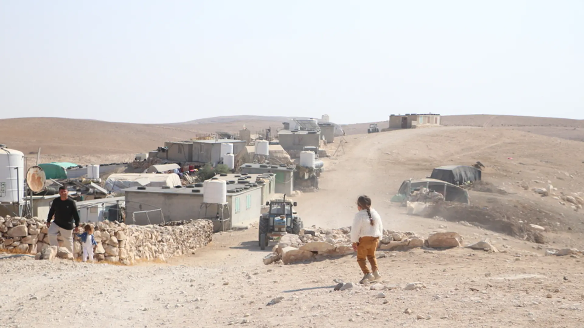 Los residentes de la comunidad de Al Majaz llegan a la clínica de MSF, que brinda servicios de atención médica primaria en la zona.