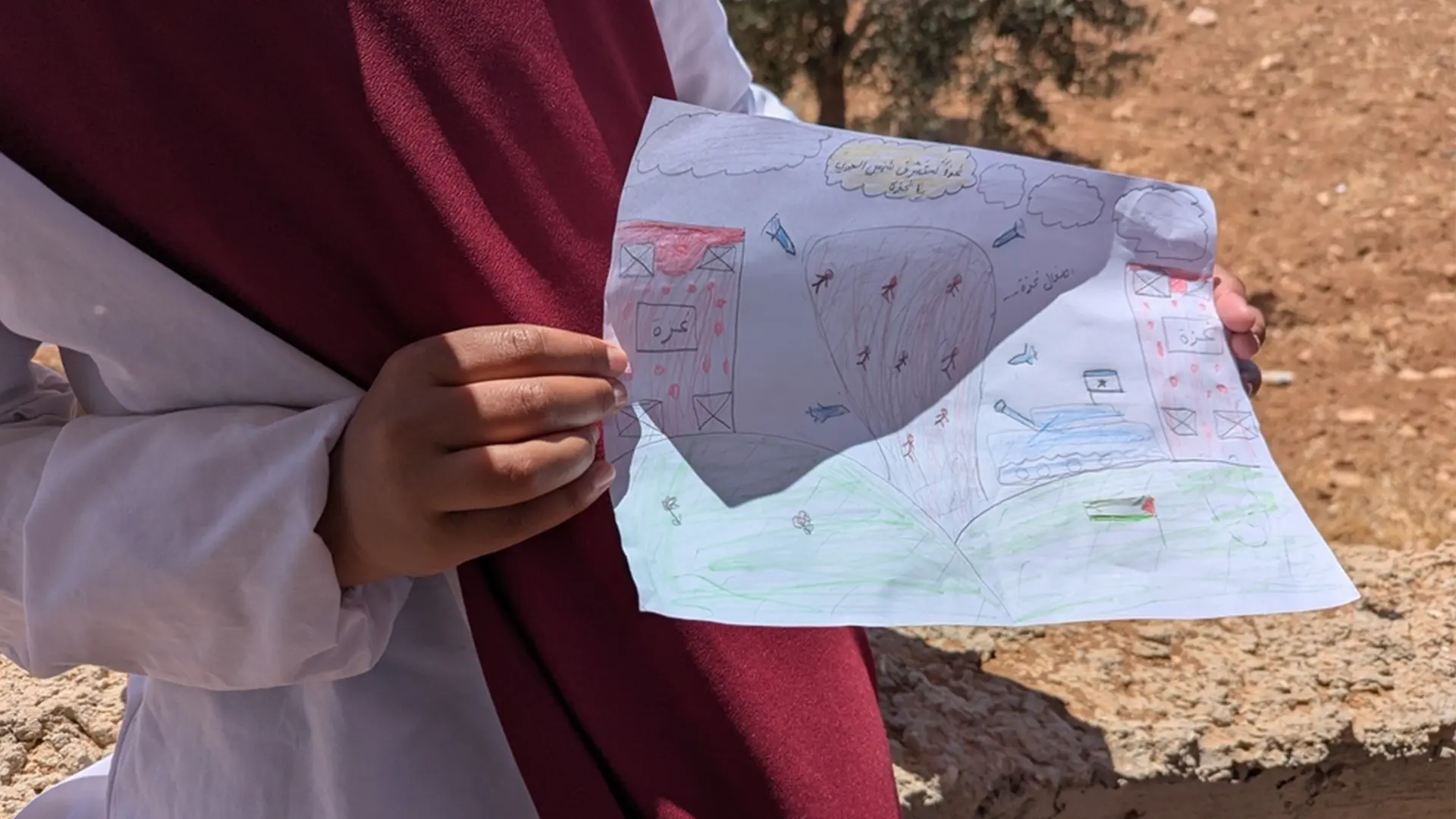 Reema*, 13 años, Masafer Yatta, Cisjordania, PalestinaMuestra un dibujo del día que demolieron su casa. "Salimos de la escuela y, oí a gente hablando de que demolían una casa. Ni por un momento pensé que pudiera ser la nuestra". 