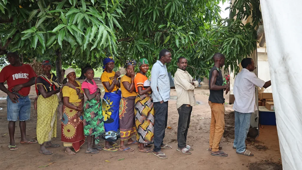 Un grupo de personas desplazadas espera fuera de una clínica móvil de MSF en Alua Velha, distrito de Eráti, provincia de Nampula.