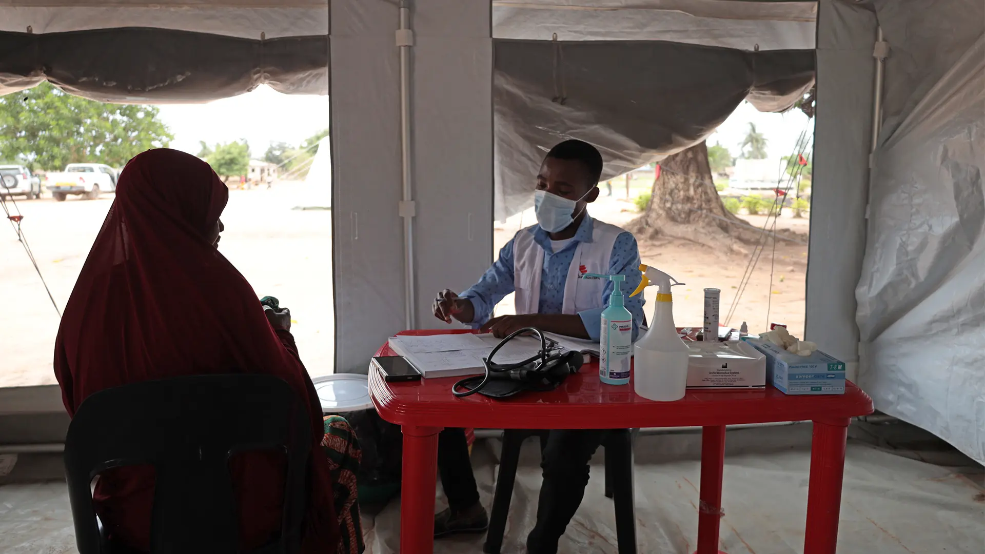 altazar Vicente Sassita, responsable clínico de MSF, atiende a una mujer en la clínica móvil de Alua Sede, distrito de Eráti, provincia de Nampula.