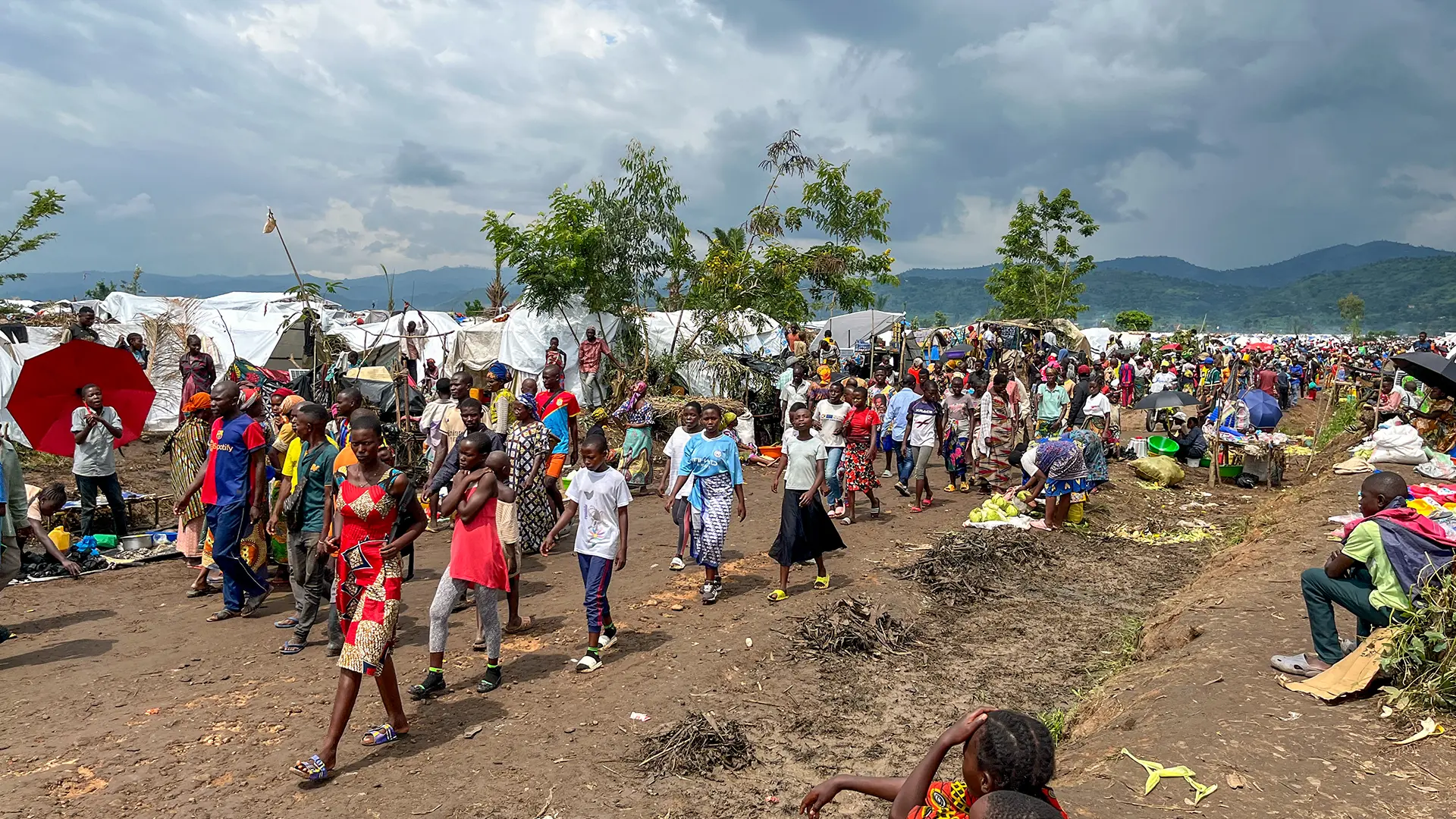 El centro de tránsito para personas refugiadas congoleñas en Ndava está habitado principalmente por jóvenes y mujeres. Hasta el momento, carecen de refugio, mantas y alimentos suficientes.