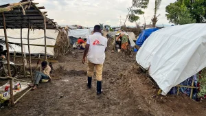 Un agente de promoción de la salud de MSF deriva a las personas a la clínica móvil del campamento de Ndava. El campamento se encuentra en una zona inundable.