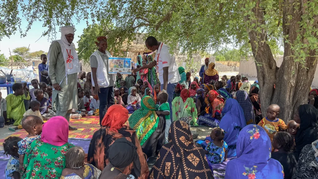 Un grupo de integrantes de MSF con personas de la comunidad de Sonori, en Chad, durante una plática.