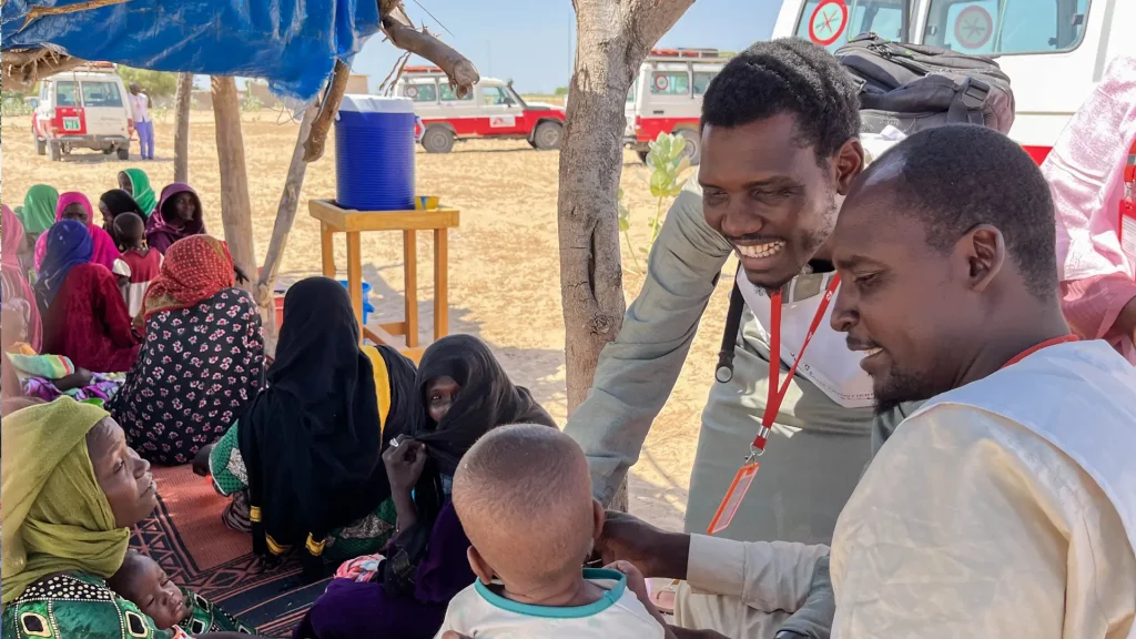 Un integrante de MSF atendiendo a un bebé en Sonori, Chad.