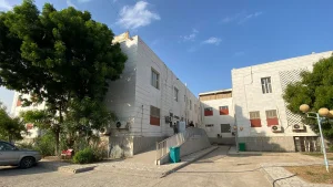 La entrada a la sala de emergencias del Centro de Trauma de MSF en Adén, dentro del Hospital Al-Salam en Adén, Yemen, donde se evalúa y estabiliza a los pacientes antes de recibir atención adicional.