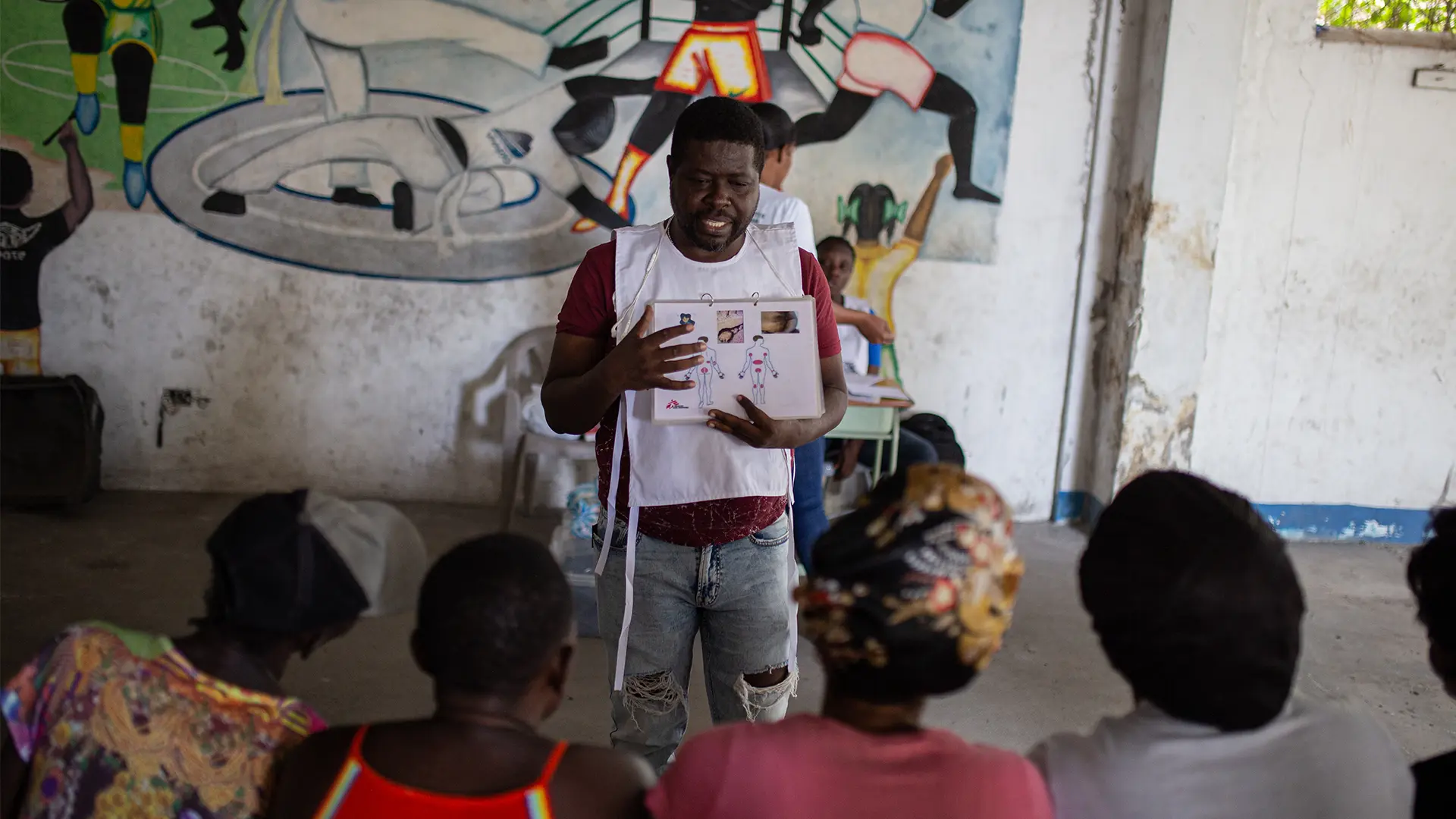 Un promotor de salud explica cómo las personas pueden contraer sarna, cómo curarse de la infección y evitar el contagio.