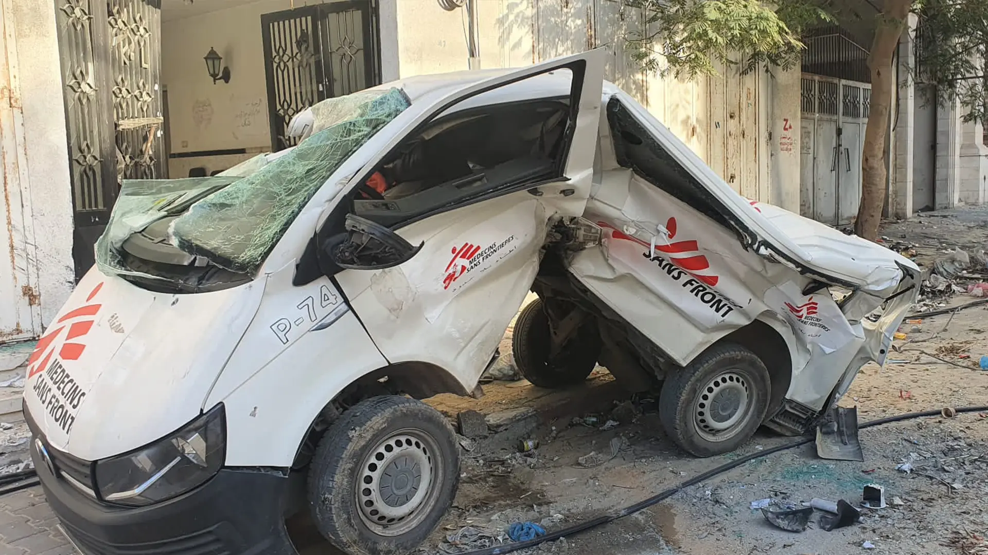 El 20 de noviembre de 2023, cinco vehículos de MSF estacionados frente a nuestra clínica en Ciudad de Gaza fueron destruidos por la intervención de las fuerzas israelíes. La clínica también resultó dañada y parte del edificio estuvo envuelto en llamas durante varias horas. 