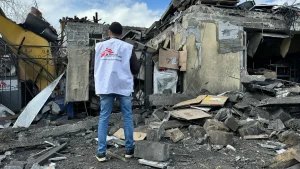 El asesor de seguridad Oleksandr Cherniavskyi evalúa el alcance de la destrucción. El equipo de MSF examina la magnitud de la destrucción tras el reciente ataque. La oficina de MSF ha quedado completamente destruida. Ucrania, abril de 2024.