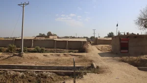 Vista de casas de barro en Raees Golam Mustafa Golla, en Dera Murad Jamali. Estas viviendas suelen sufrir daños cuando las lluvias ponen en peligro la vida de los residentes durante la temporada de monzones, que suele durar de julio a septiembre. Pakistán, febrero de 2025.