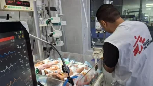 Varios bebés comparten una incubadora en la unidad de cuidados intensivos neonatales del hospital Al-Helou, al norte de Gaza, Palestina, julio de 2025.