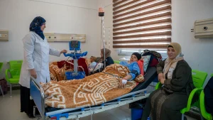 Una enfermera del Hospital Nacional de Nawa atiende a una madre que dio a luz en la sala de maternidad, donde MSF garantiza atención médica integral y seguimiento a las madres y sus hijos.