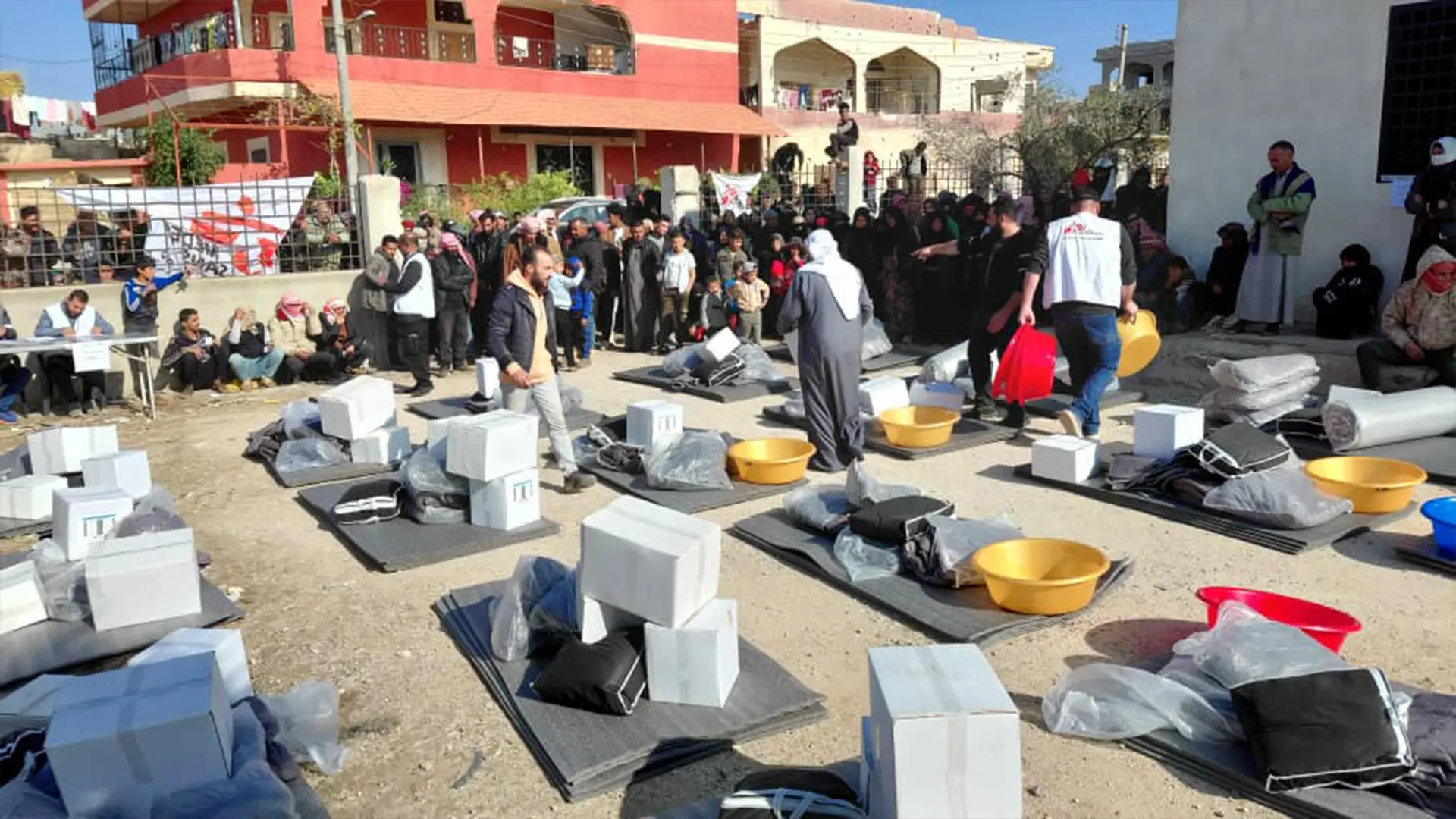 Del 14 al 16 de diciembre, los equipos de MSF donaron 673 kits de ayuda humanitaria y de invierno a las familias desplazadas de Sweida, en Bushra El Harir, provincia de Daraa, Siria.