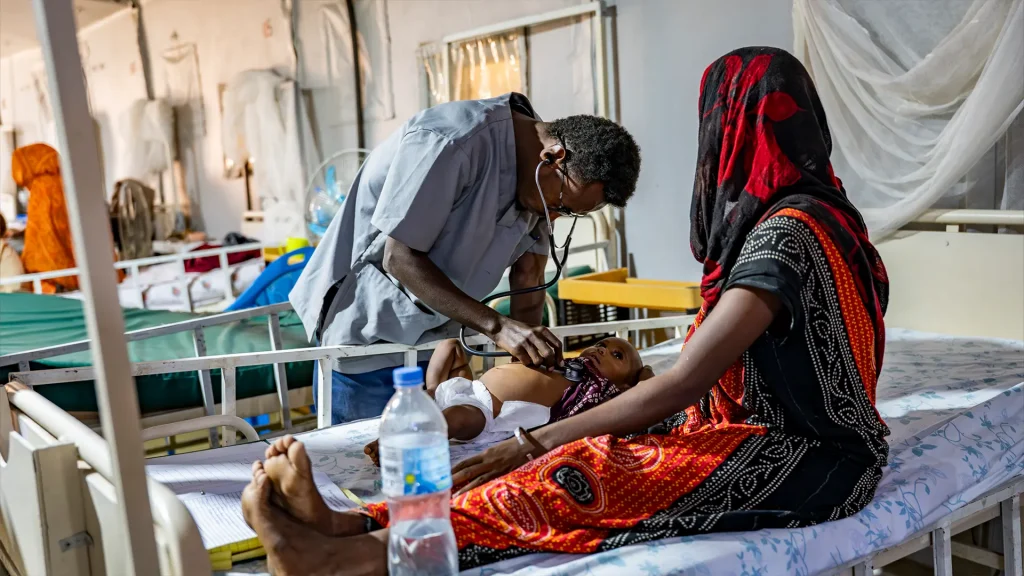 Un médico realiza la ronda matutina de control de los niños y niñas ingresados ​​en el ITFC.