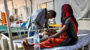 Un médico realiza la ronda matutina de control de los niños y niñas ingresados ​​en el ITFC.