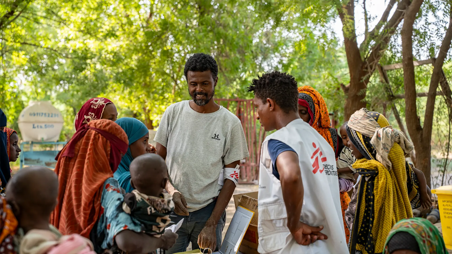 Personal de MSF habla con algunos cuidadores en uno de los puestos de salud donde MSF realiza pruebas MUAC y proporciona plumpy nuts para niños y niñas menores de 5 años.