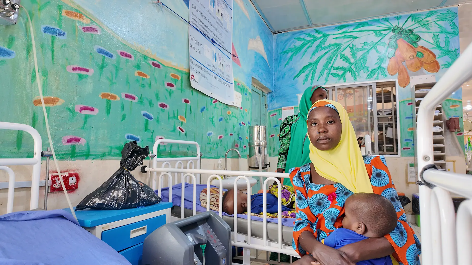 Amina Lawali se sienta junto a su hijo Yusufa mientras se recupera de una malaria grave en el hospital de Gummi, apoyado por MSF. Fue ingresado con fiebre alta y convulsiones tras ser derivado desde un centro de salud cercano.