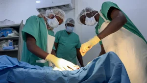 El Dr. Altayeb, cirujano ortopédico de MSF, realizó una cirugía de seguimiento a un paciente que perdió parte de su pierna tras recibir un disparo en El Fasher.