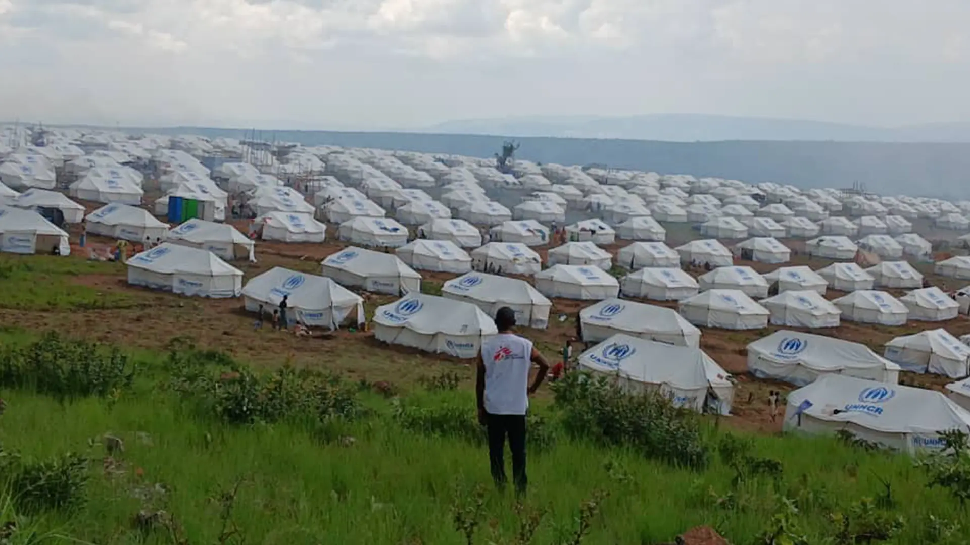 Un miembro del personal de MSF frente al campo de Busuma.