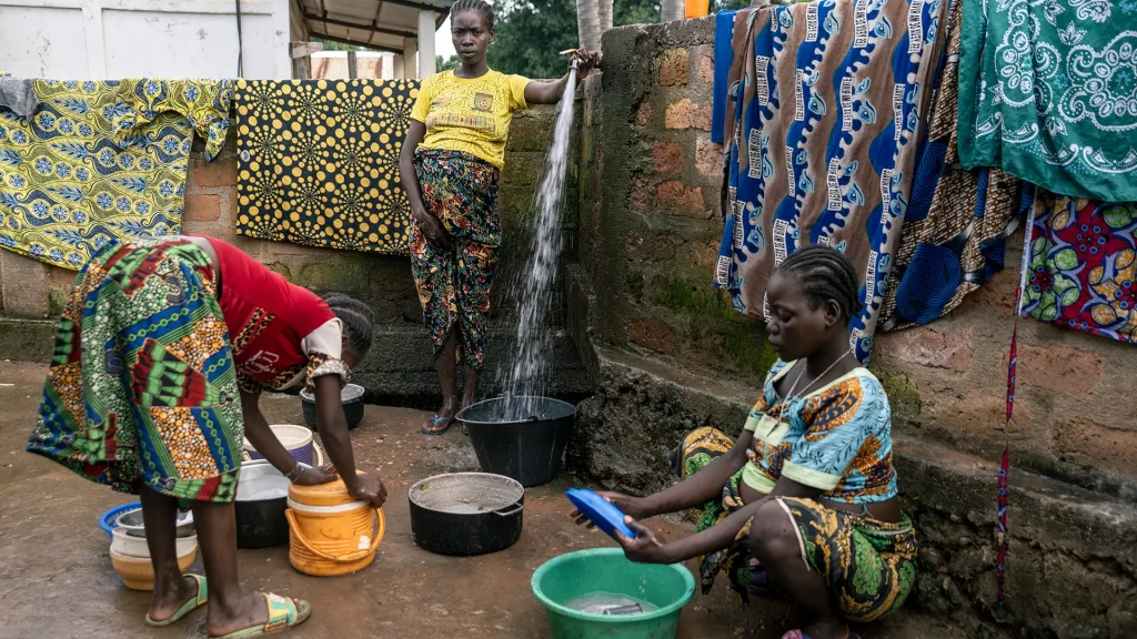 Fiossona Alida, paciente de la casa de espera de Bignola, sobrevivió gracias a la atención de MSF. Estuvo a punto de morir cuando la derivaron al hospital de Batangafo para una transfusión de sangre. Ahora espera pacientemente el día de su parto, a través del sistema de Bignola.