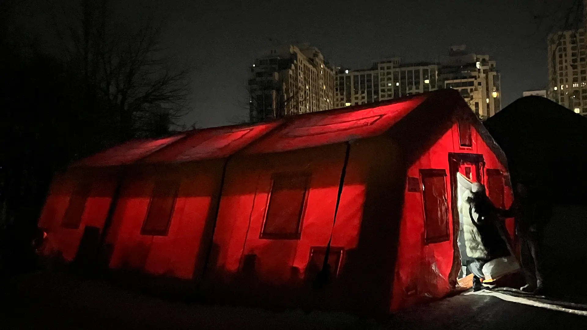 Tienda de campaña de emergencia en Kiev. Estas tiendas suelen ser el único lugar donde la gente puede entrar en calor.