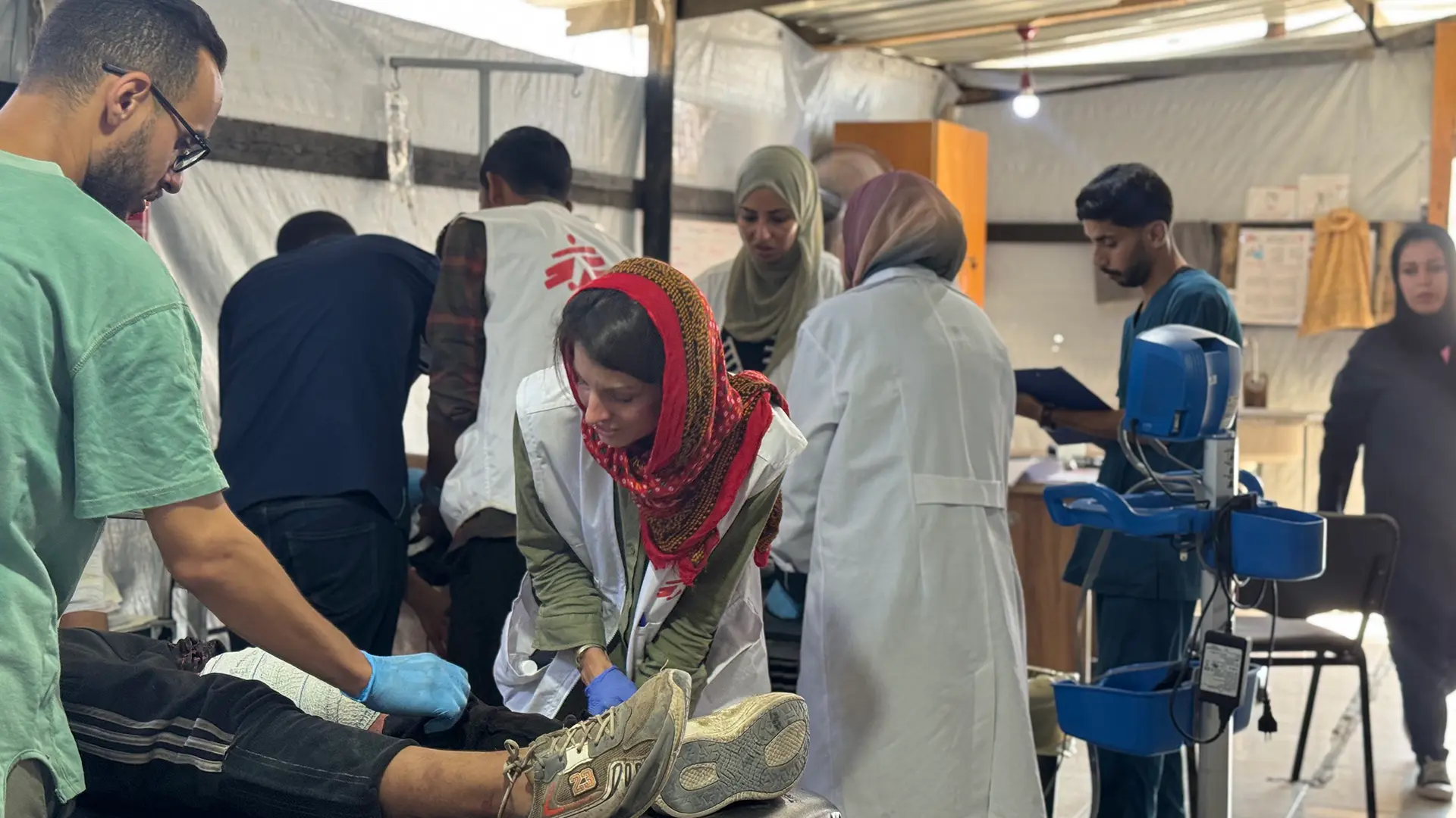 En el sur de Gaza, nuestro equipo de urgencias del centro de atención primaria Al Mawasi se apresura a estabilizar a dos niños con heridas de bala sufridas en los puntos de distribución de ayuda estadounidense-israelí en Rafah. 10 de julio de 2025. 